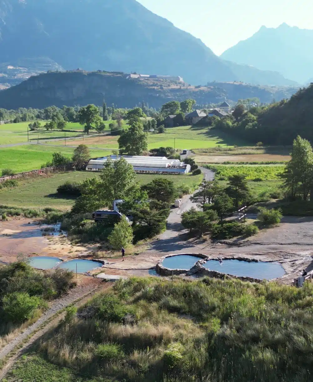 Vue aérienne du Plan de Phazy et village fortifié de Mont-Dauphin en arrière plan