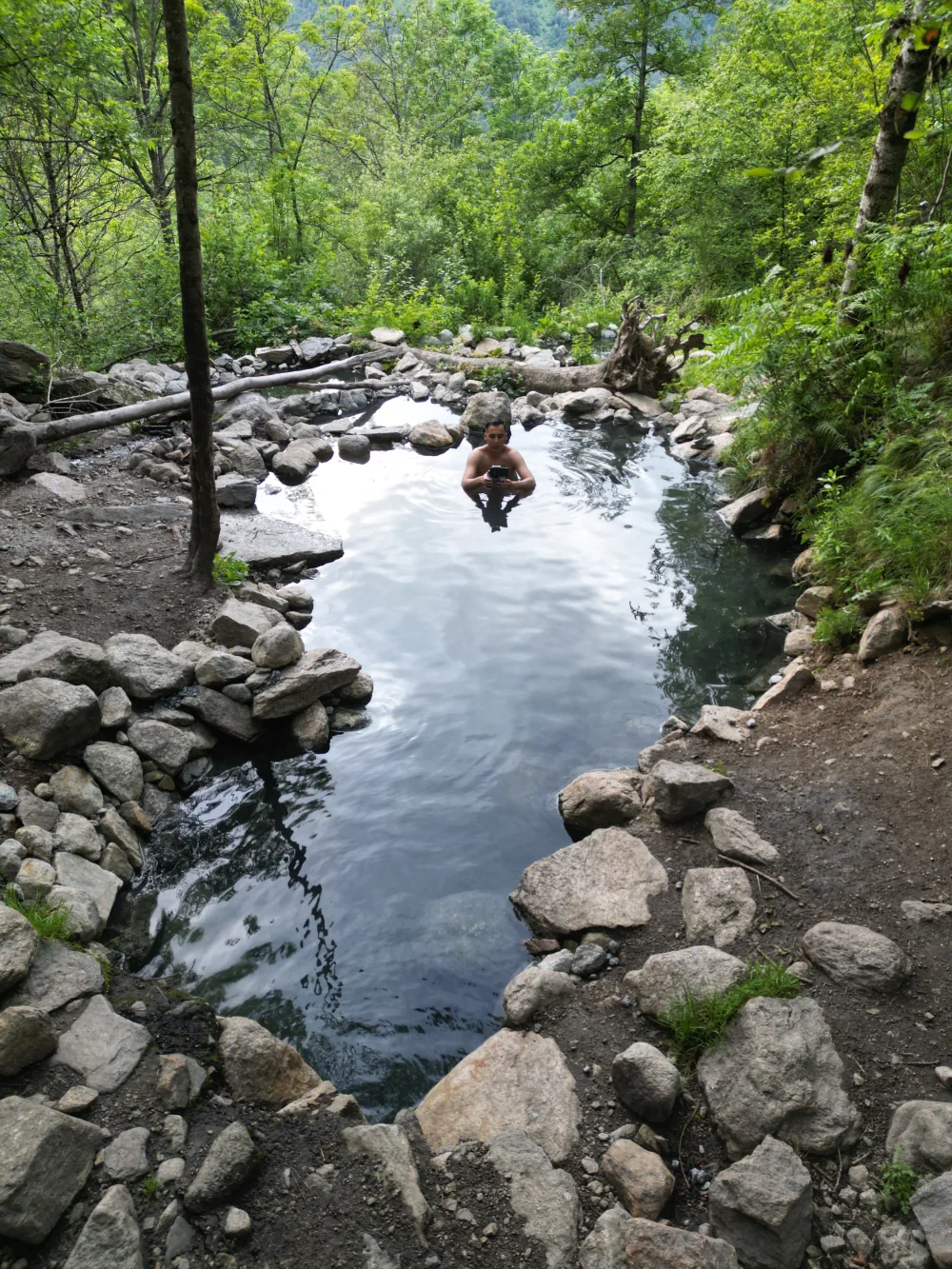 Grand bassin de la source chaude Mérens-les-Vals et son aménagement sommaire