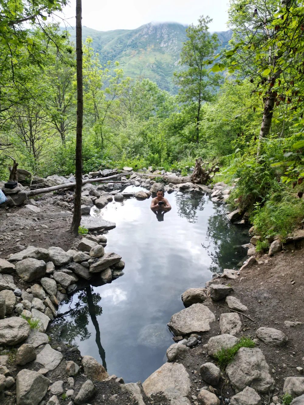 Le grand bassin d'eau chaude des sources sulfureuses de Mérens-les-Vals