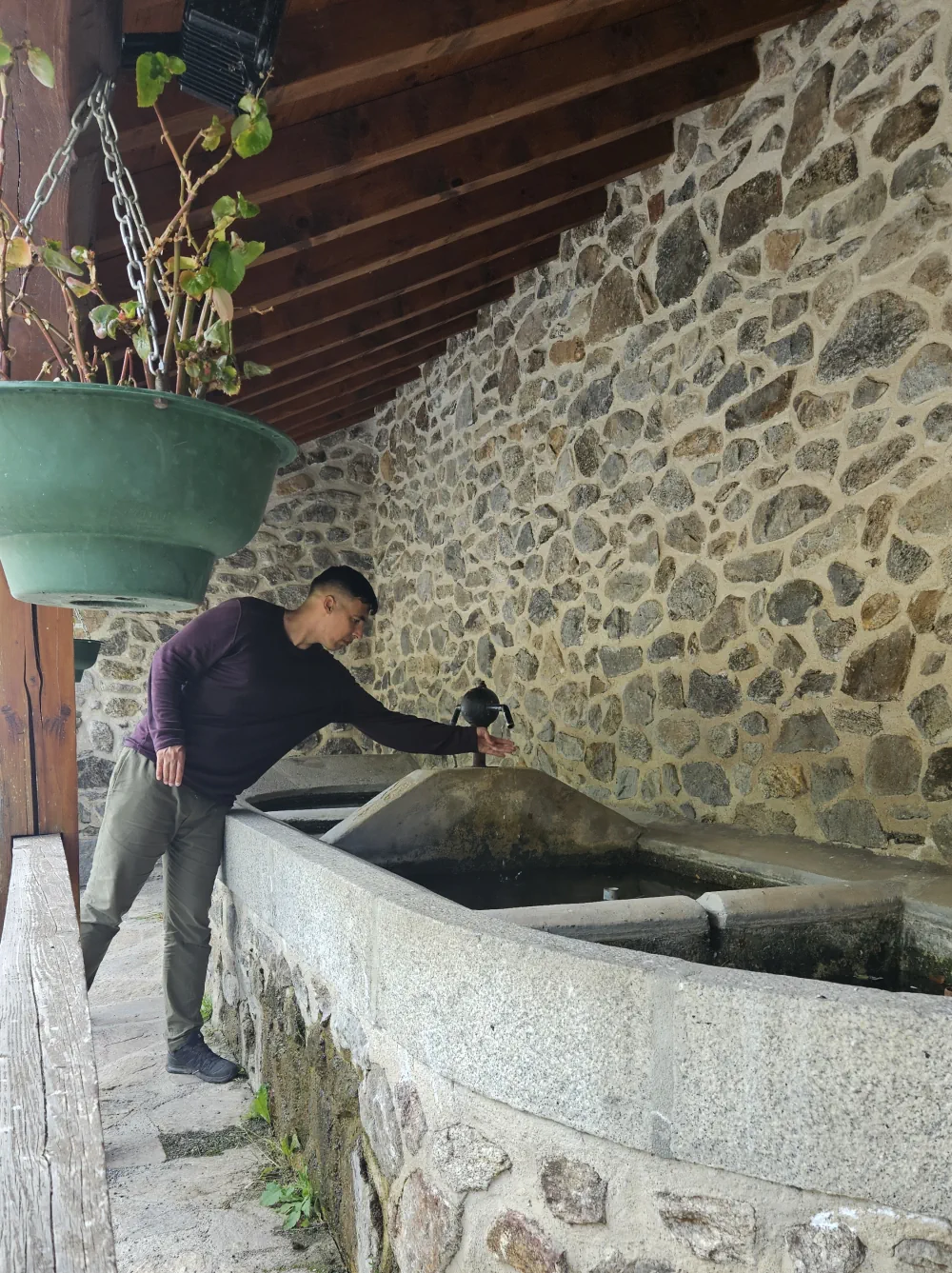 Lavoir situé en haut du village de Mérens-les-Vals