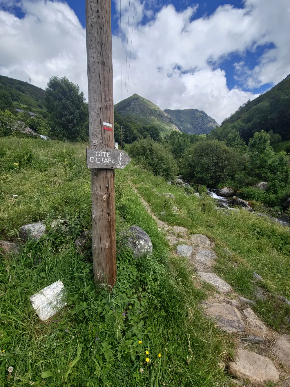 Chemin dallé du GR10 bordant le ruisseau du Nabre à Mérens-les-Vals