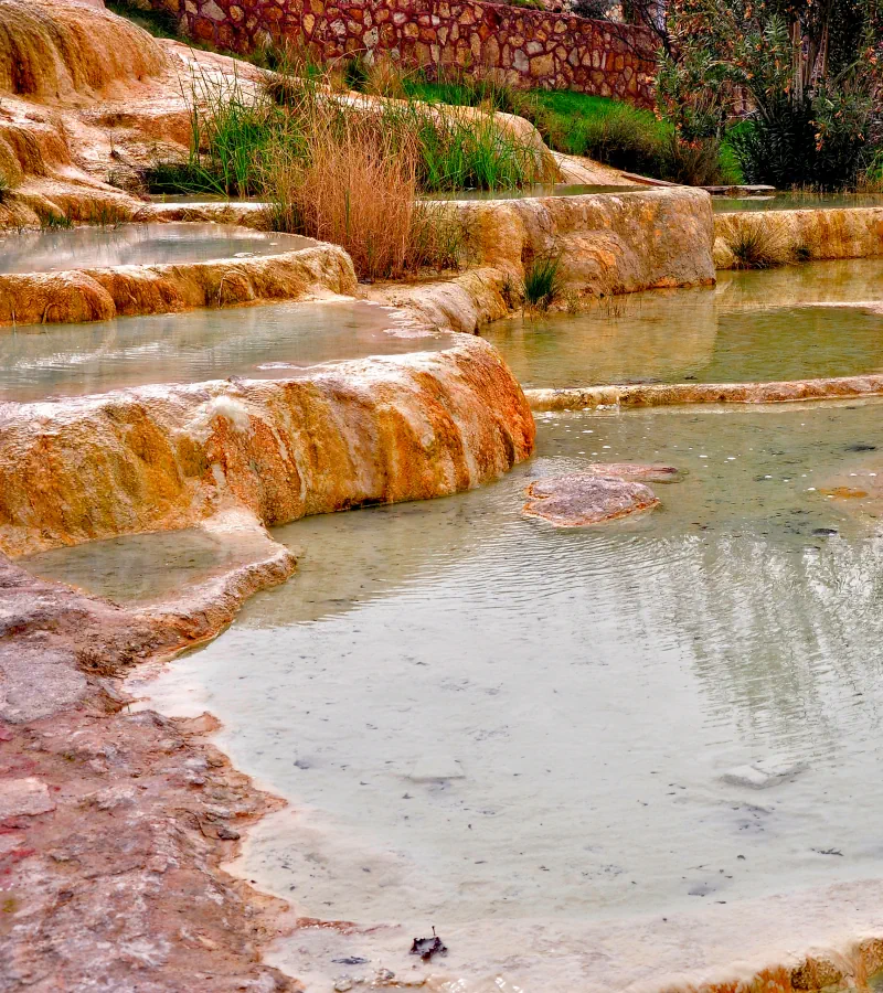 PAMMUKALE (Karahayit) et ses terrasses en travertin teintées de rouge