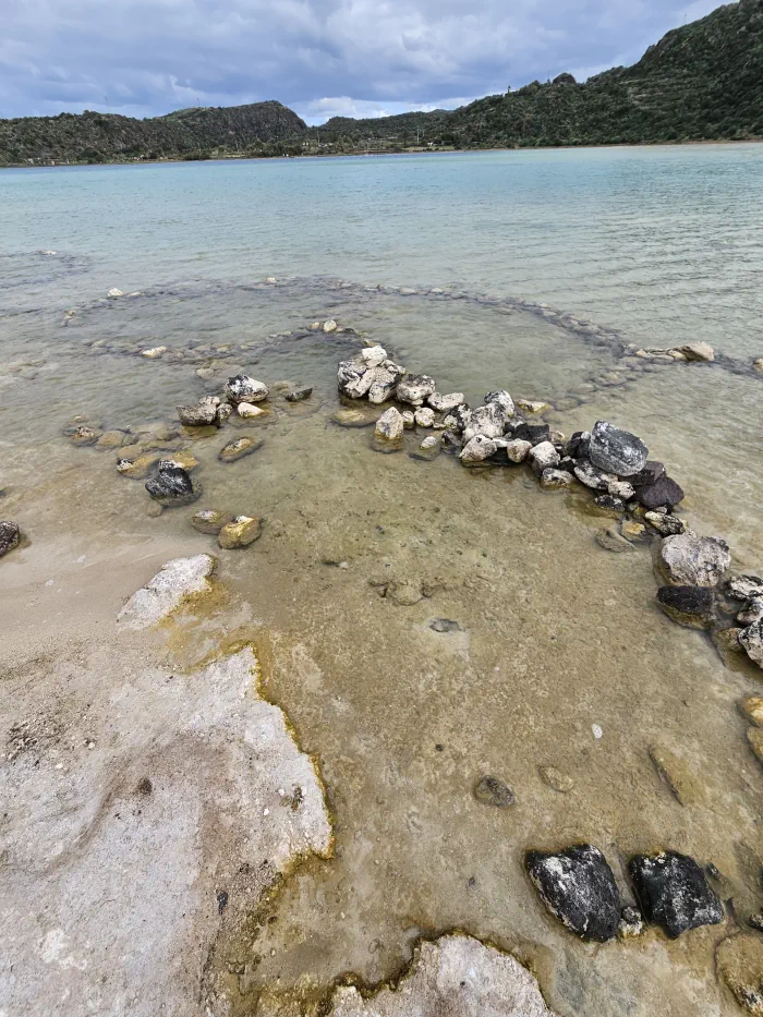 Vasque thermale au "lago di venere" sur l'île de Pantelleria