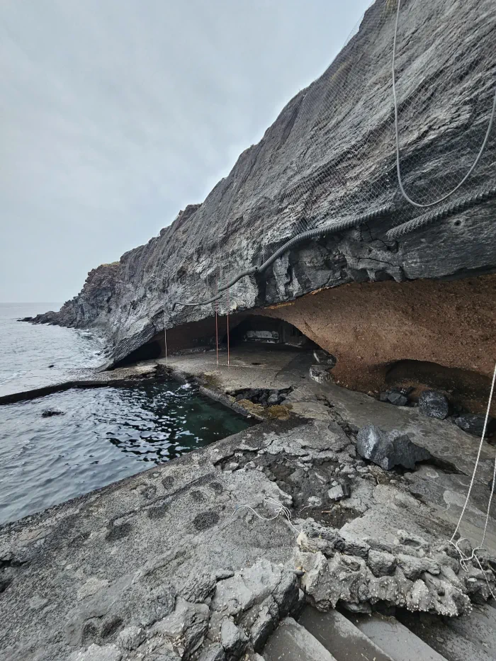 La "grotta di Sataria" et ses 2 bassins d'eau chaude à Patelleria