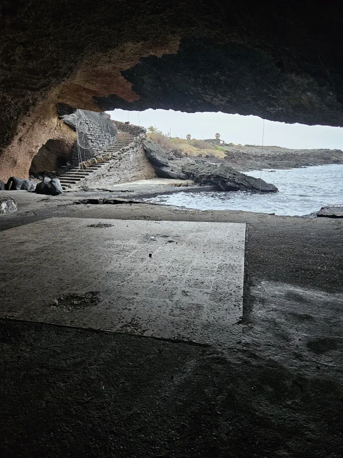 Vue sur la mer dans la "grotta di Sataria"