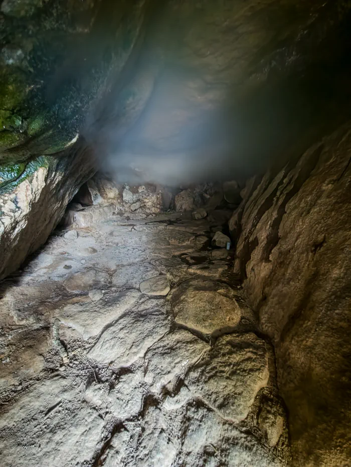 A l'intérieur de la "grotta di benikulà"