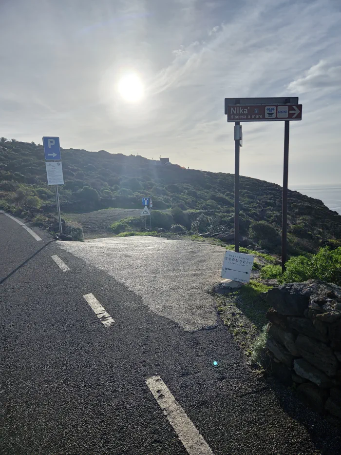 Chemin menant à la crique et au "terme di Nikà"