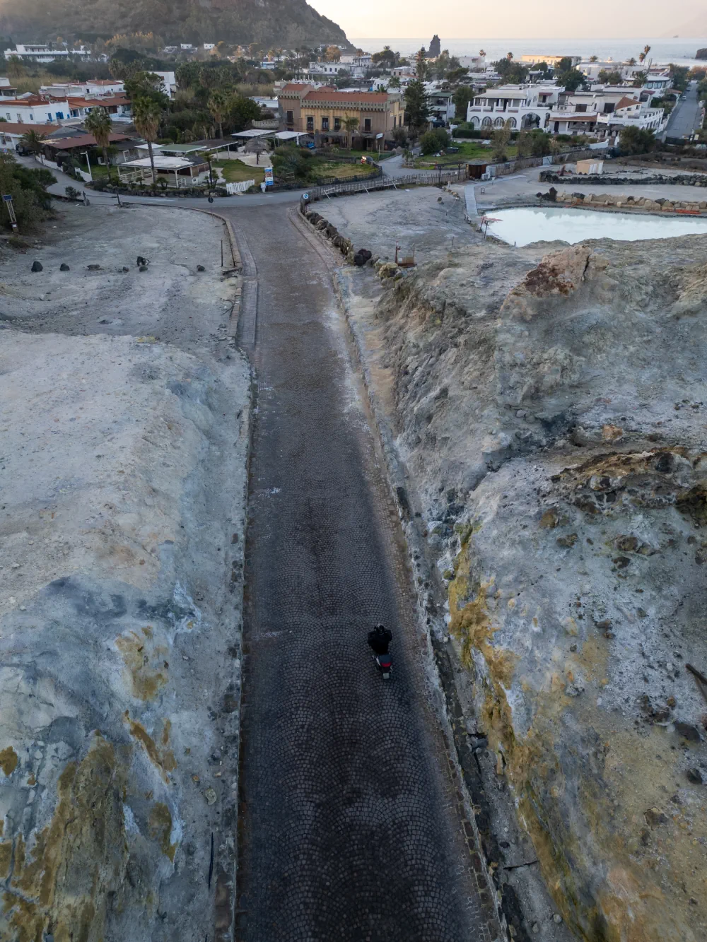 Belle route pavée menant au bain de boue de Vulcano