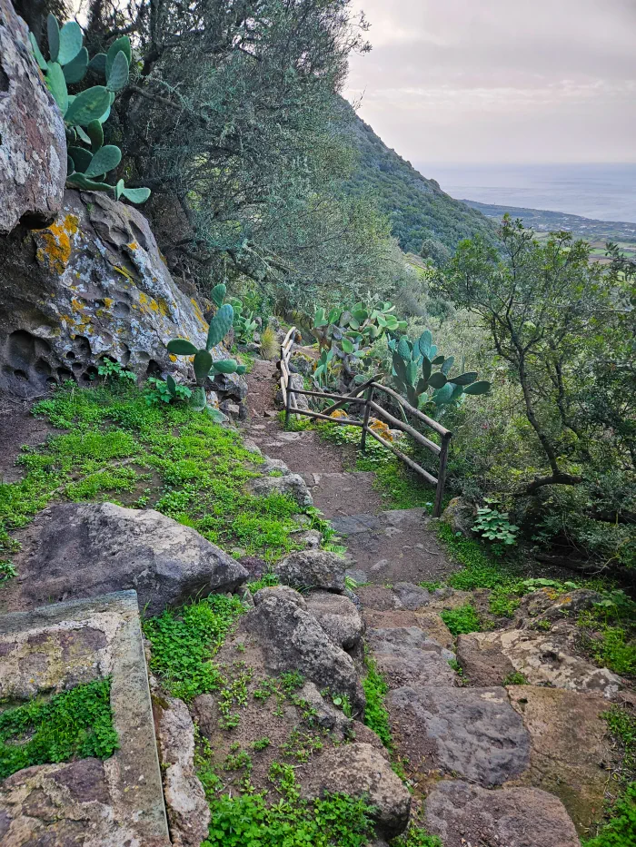 Chemin de randonnée montant vers Bagno asciutto - grotta di benikulà