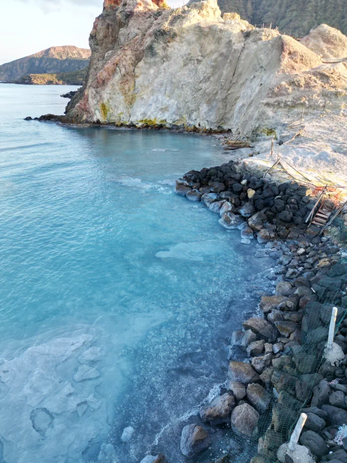 Eau chaude de Vulcano dans la mer