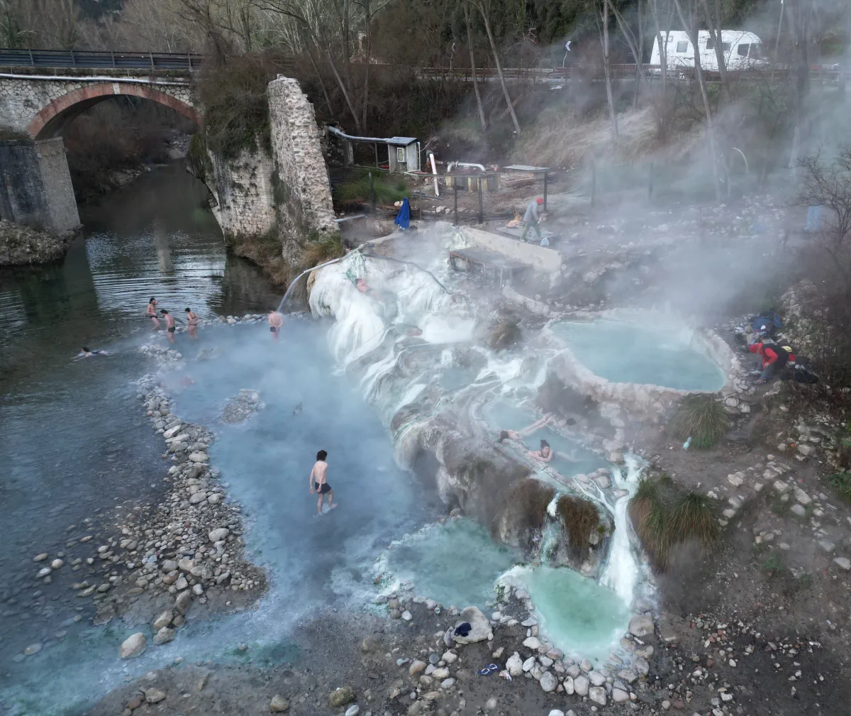 La source chaude de Bagni di Petriolo et le pont