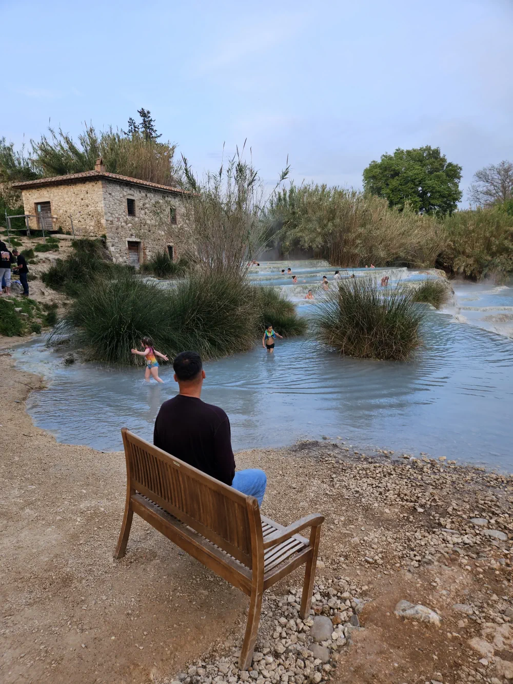 Assis à côté de la source chaude de Saturnia