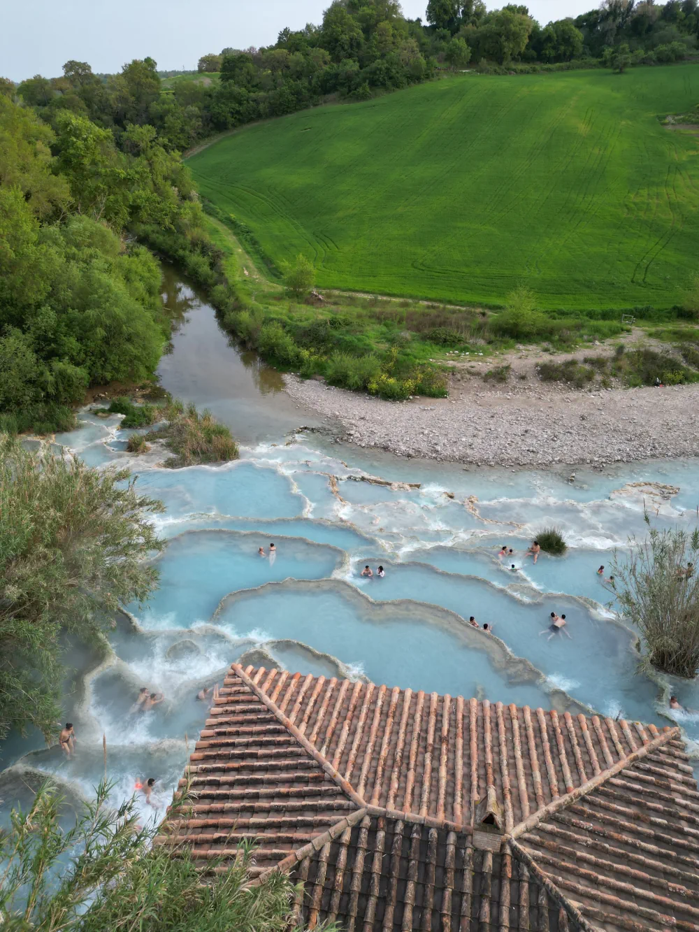 Vue de la source chaude de Saturnia de derrière le moulin