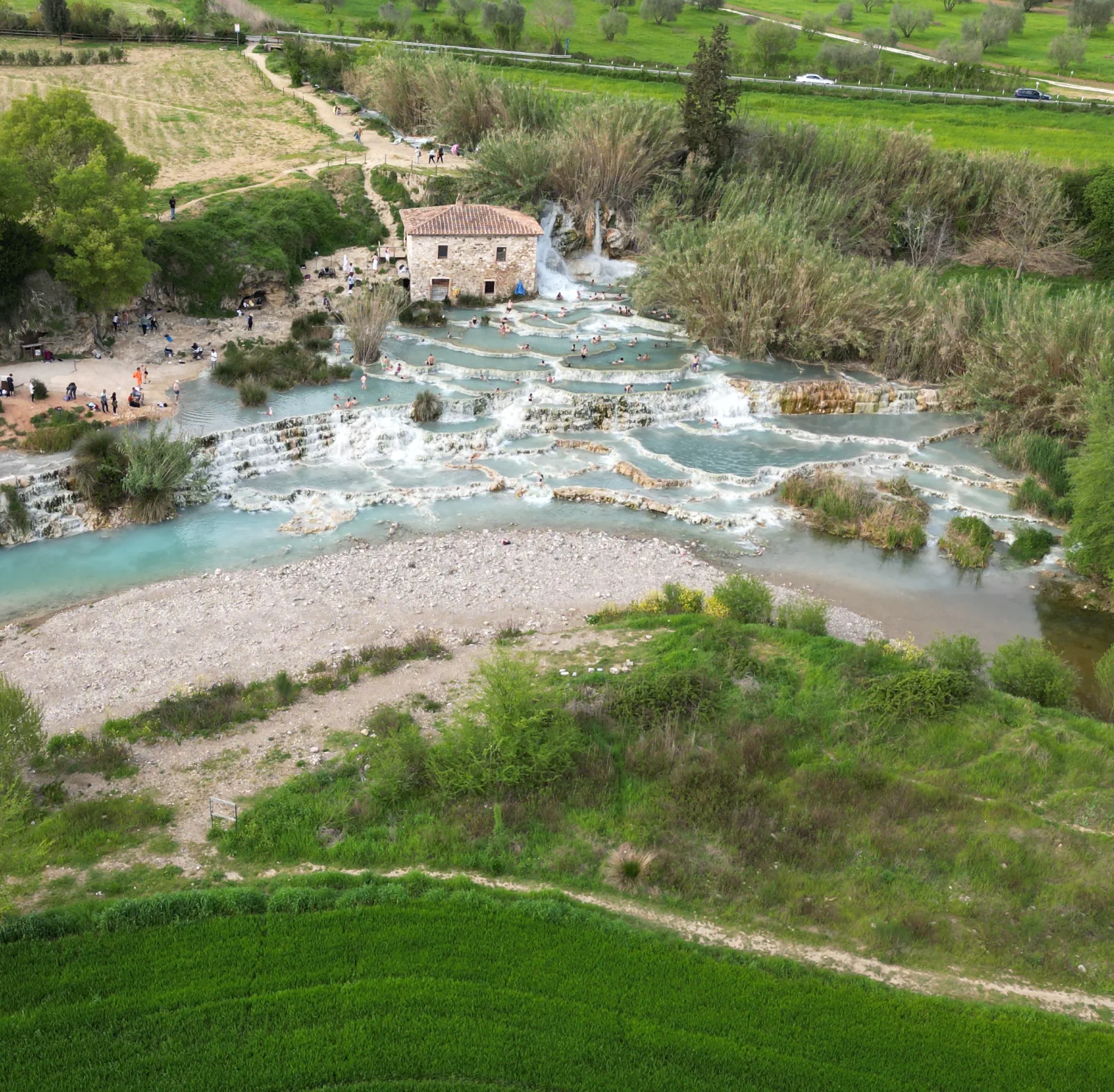 Vue panoramique de la Cascate del Mulino à Saturnia