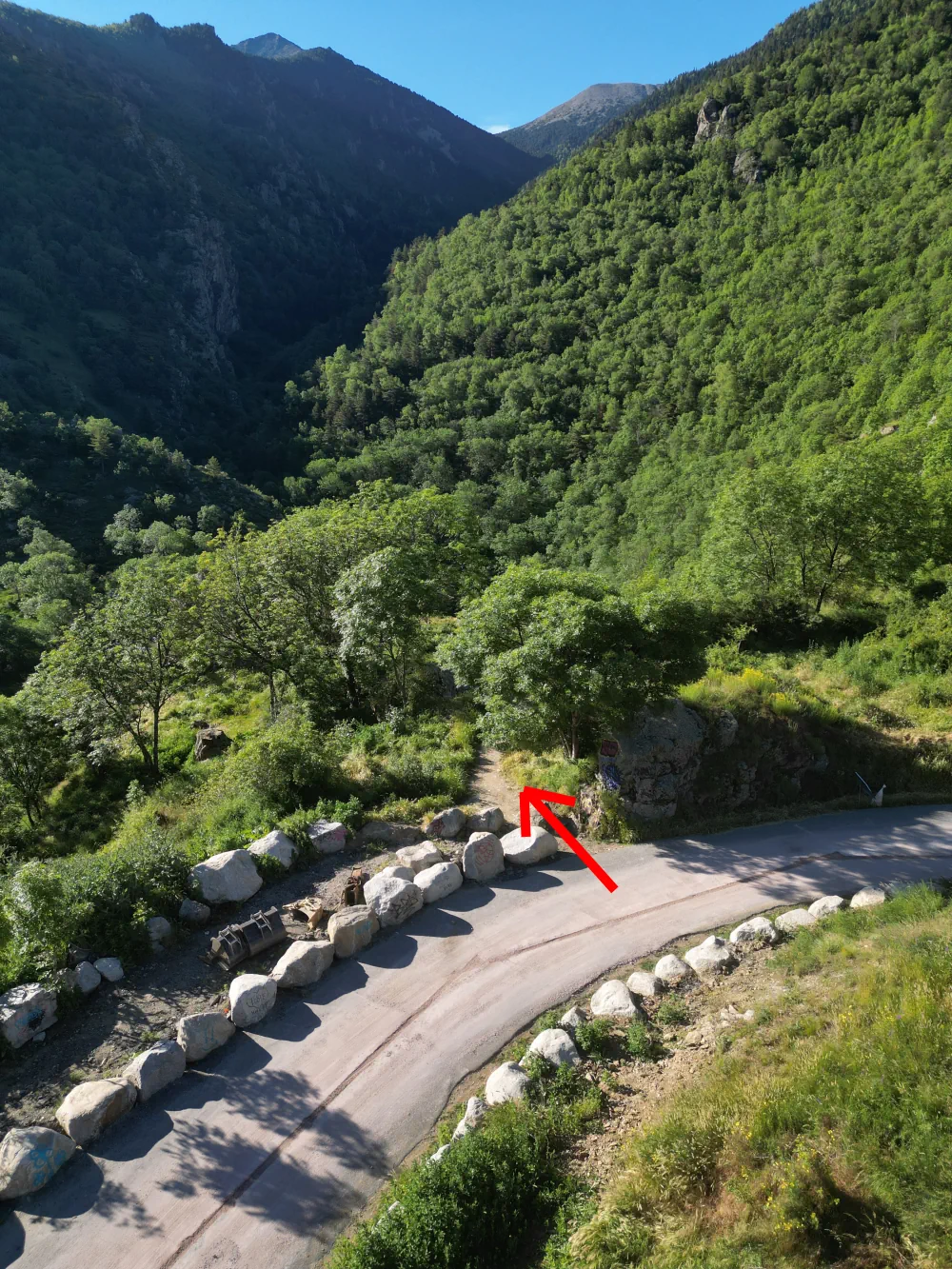 Sentier menant à la source chaude de Prats-Balguer