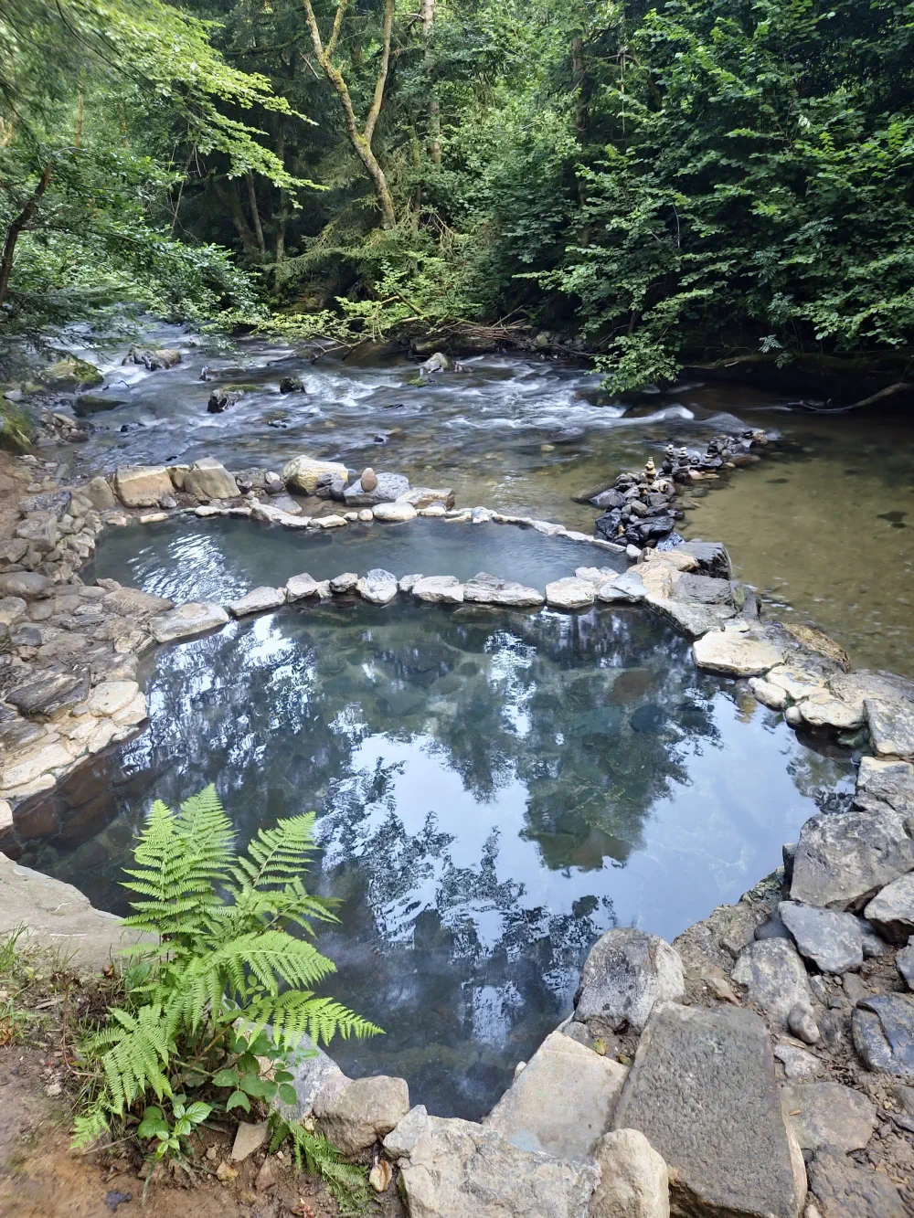 Source croizat et rivière de la Dordogne