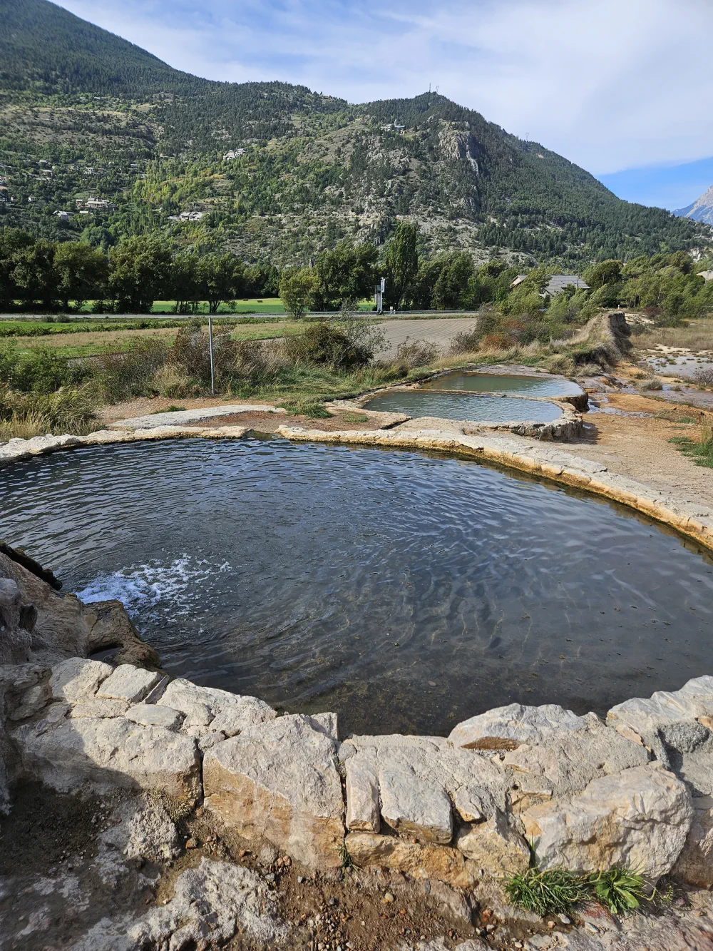 Source chaude du Plan de Phazy avec vue sur les Ecrins