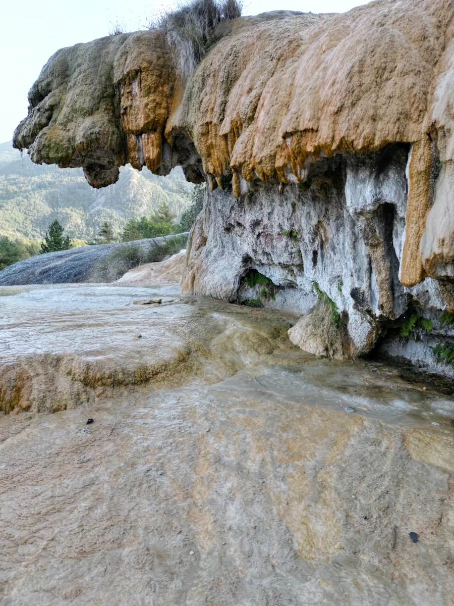 Fontaine pétrifiante de Réotier