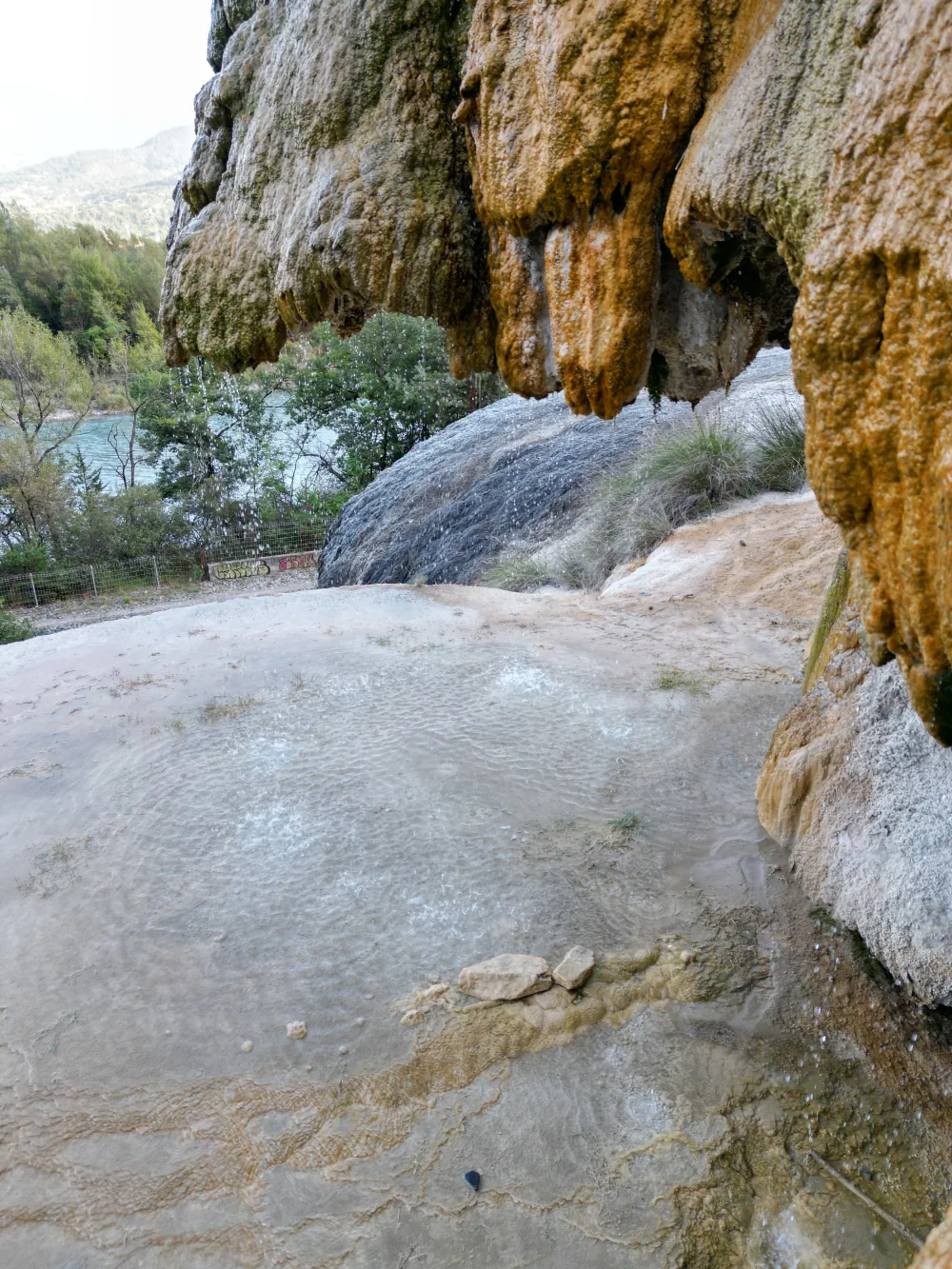 Fontaine pétrifiante de Réotier et pétrification