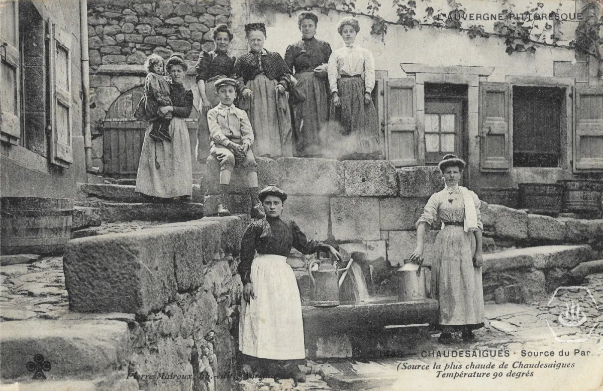 Un groupe de ménagères à la fontaine du Par en 1918